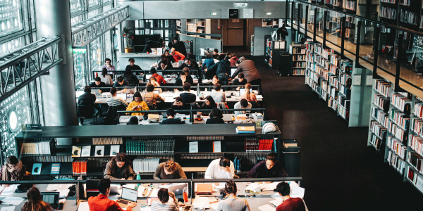 Central Library NUS dengan koleksi digital 8 juta+ item, ruang kolaborasi 24 jam, dan akses Bloomberg Terminal
