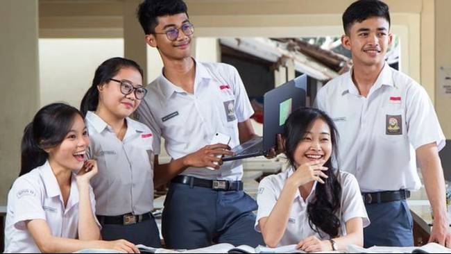 Siswa SMA fokus belajar dalam sesi Persiapan ACT yang dipersonalisasi bersama tutor top 3% dari Ultimate Education