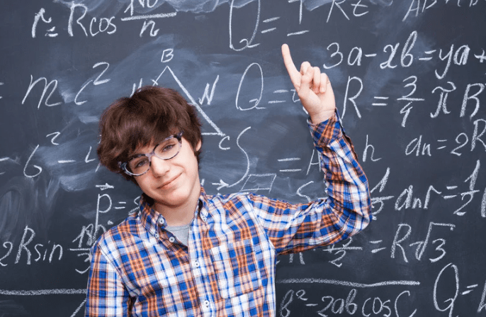 Gambar mahasiswa sedang mengerjakan soal matematika di papan tulis dengan laptop.