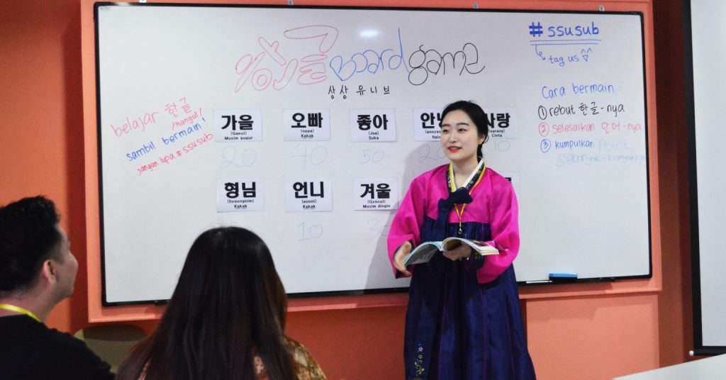 hyerin pengajar asal korea saat menjelaskan cara translate bahasa korea