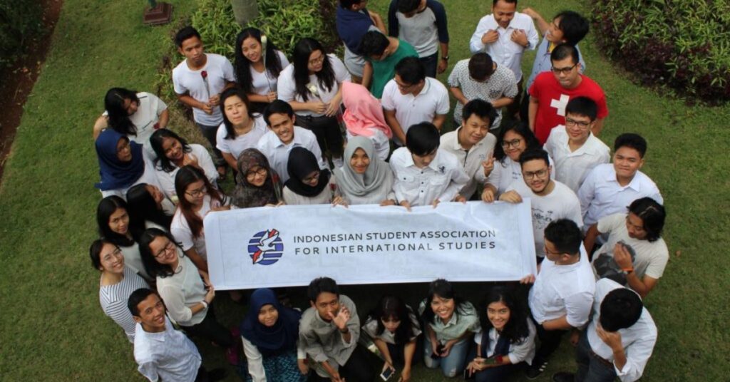 Mencari panduan lengkap kegiatan luar kampus? Temukan manfaat, contoh (magang, volunteer, organisasi), dan strategi sukses mengoptimalkan aktivitas mahasiswa di luar kampus untuk karier global.